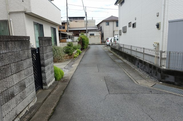 高崎市日光町　【二方向道路】売地の前面道路含む現地写真|南側道路を西から東方向