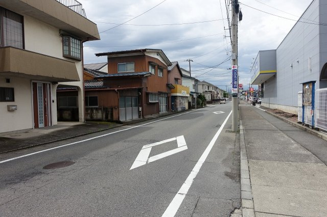 高崎市日光町　【二方向道路】売地の前面道路含む現地写真|北側道路を東から西方向（解体更地渡し）