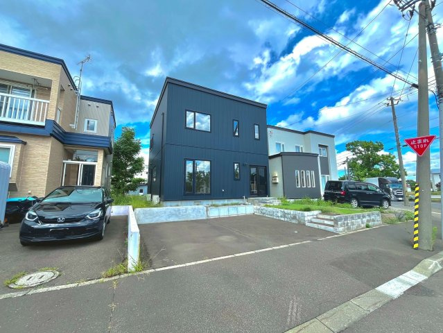 厚別西5条2丁目の前面道路含む現地写真|バス停まで徒歩1分で通勤やお出かけもラクラク！