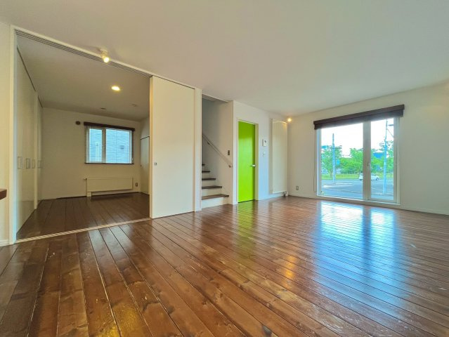 厚別西5条2丁目の居間・リビング|リビング別角度！キッチンはIH、給湯・暖房は都市ガスで経済的♪