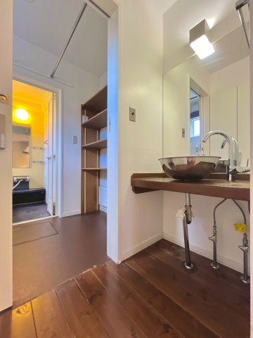 厚別西5条2丁目の洗面所|洗面室！棚付きでタオル類や日用品のストックなども置けます！