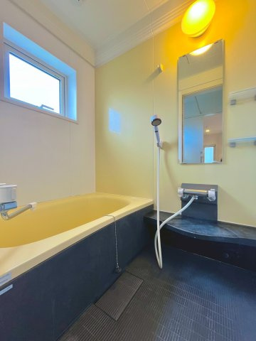 厚別西5条2丁目の浴室|浴室暖房・追い炊き機能・オートバス完備！窓付きで換気もばっちりです！