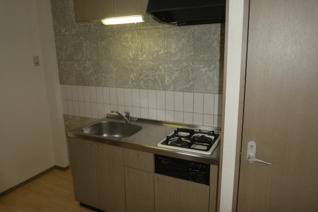 サンコート窪津のキッチン|2口ガスコンロ付きシステムキッチン