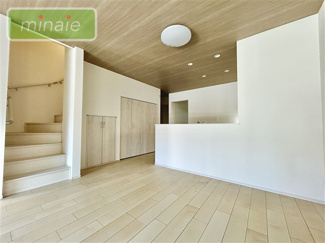 【居間・リビング】 | 並列２台駐車　リビング階段　全2棟　B号棟　南大野 | 販売現地