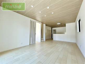 【居間・リビング】 | 並列２台駐車　リビング階段　全2棟　B号棟　南大野 | 販売現地