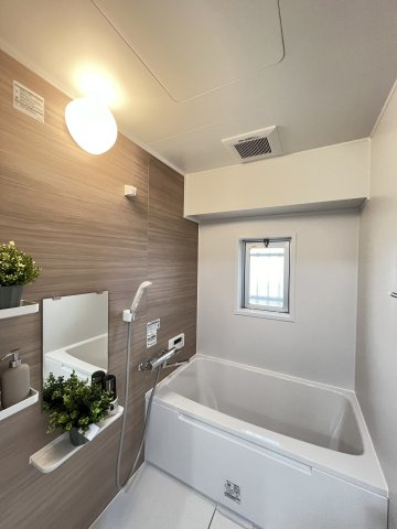 ユニライフ大和高田の浴室|落ち着いたカラーのバスルームです