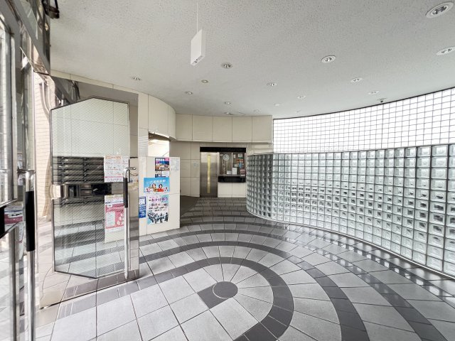 ユニライフ大和高田のエントランス