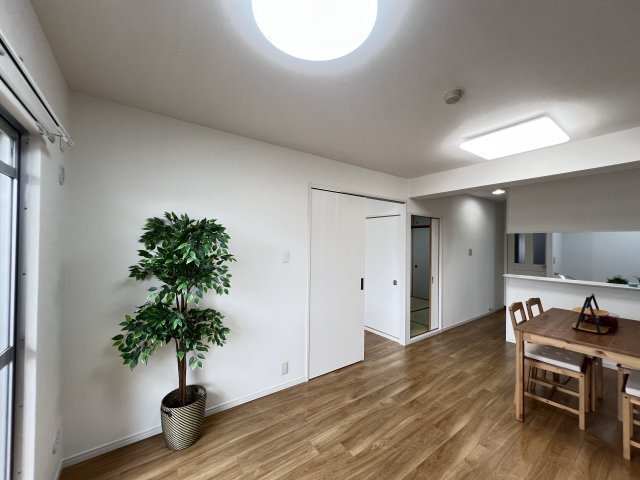 ユニライフ大和高田の居間・リビング|カウンターキッチンのLDKです