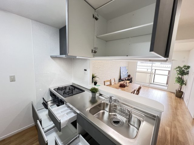 ユニライフ大和高田のキッチン|吊戸棚もあって収納がいっぱいあります