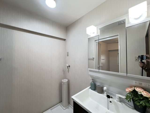 ユニライフ大和高田の洗面所|鏡の裏が収納棚になっている洗面台です