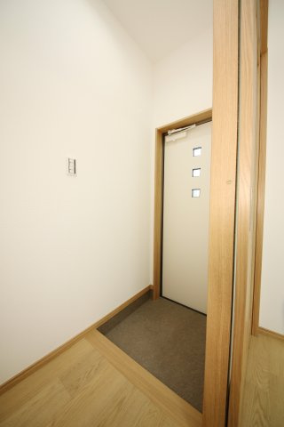 メゾン村建の玄関