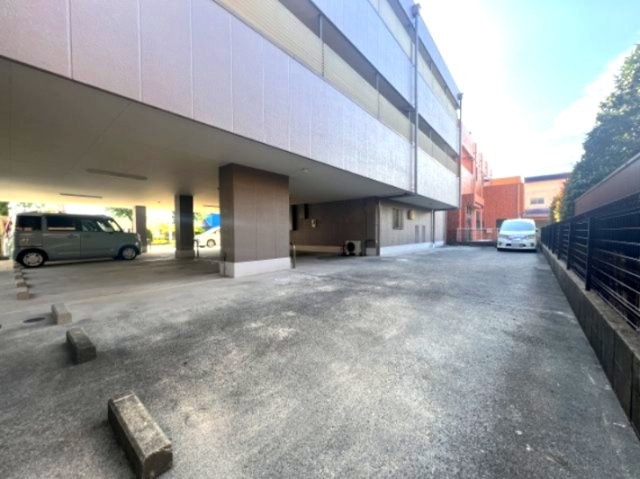 セブンスズキの駐車場|車をお持ちの方に嬉しい駐車場付きの物件です