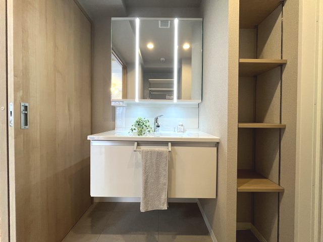 新座市大和田「ライオンズマンション新座第２」の玄関