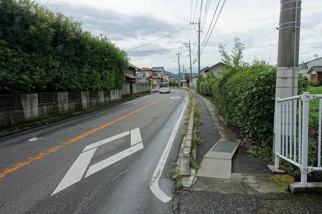 高崎市町屋町　【南道路７８８坪】売地の前面道路含む現地写真|南側道路を東から西方向