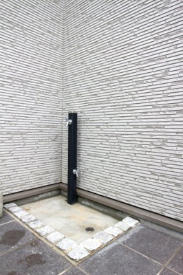 【設備】 | エントランスライフ宝ヶ池 | 入居者が快適できれいに共用部を使用できるように入口に足洗い場があります