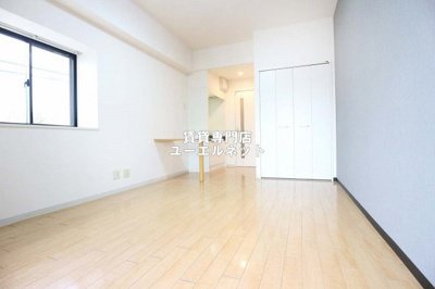 【寝室】 | ビスタ江坂南 | 明るく開放感のある居室で、自分だけのくつろぎ空間を。