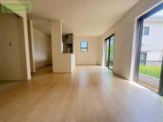 【居間・リビング】 | 並列2台駐車　パントリー　WIC　本北方2　全2棟　2号棟 | 同タイプ仕様
広々リビングでゆとりの住空間♪ご家族と過ごすのにピッタリです♪