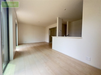 【居間・リビング】 | 並列2台駐車　パントリー　WIC　本北方2　全2棟　2号棟 | 同タイプ仕様
家族が自然と集まる、明るく開放的なリビング空間♪