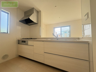 【キッチン】 | 並列2台駐車　パントリー　WIC　本北方2　全2棟　2号棟 | 同タイプ仕様
お料理好きの方に嬉しい広々としたキッチンスペースです♪