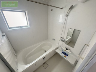 【浴室】 | 並列2台駐車　パントリー　WIC　本北方2　全2棟　2号棟 | 同タイプ仕様
足を伸ばしてくつろげる1坪タイプの浴室で、贅沢なバスタイムを♪