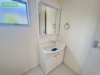 【独立洗面台】 | 並列2台駐車　パントリー　WIC　本北方2　全2棟　2号棟 | 同タイプ仕様
三面鏡付きの洗面化粧台で、身だしなみもばっちり整います♪