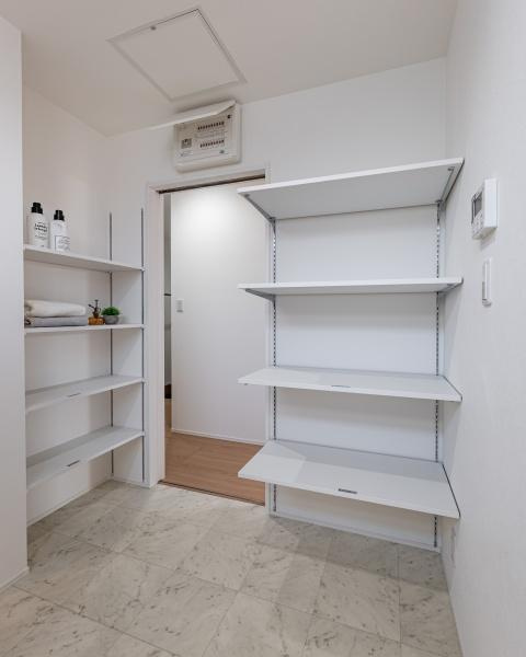 坂ノ市南１丁目ＮＷ　新築の独立洗面台|洗面室はキッチン側から、玄関側からも出入りすることができ、帰宅後の手洗いもスムーズです。