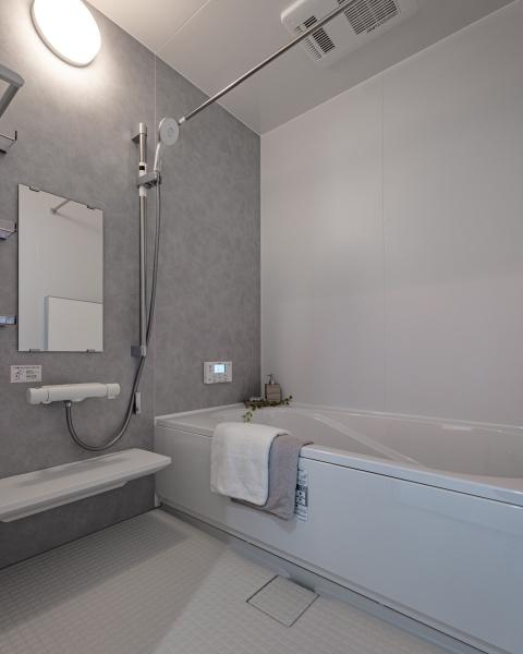 坂ノ市南１丁目ＮＷ　新築の浴室|ナチュラルで落ち着いたトーンが、一日の疲れを癒やすリラックス空間を作り出しています。