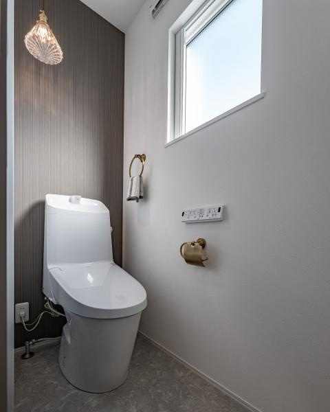 坂ノ市南１丁目ＮＷ　新築のトイレ|窓があるため換気がしやすく、明るい雰囲気のトイレです。