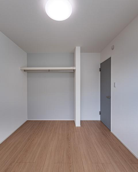 坂ノ市南１丁目ＮＷ　新築の洋室|2階約6帖の洋室です。グレーのアクセントクロスがおしゃれです。