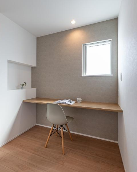 坂ノ市南１丁目ＮＷ　新築のその他|2階廊下にはスタディスペースを配置、在宅ワークやお子さまの学習など多用途にお使いいただけます。窓から軽い陽射しが差し込みます。
