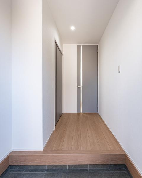 坂ノ市南１丁目ＮＷ　新築の玄関|玄関スペースには収納が備わっており整理整頓しやすい造りです。シンプルなデザインで落ち着いた印象の玄関です。