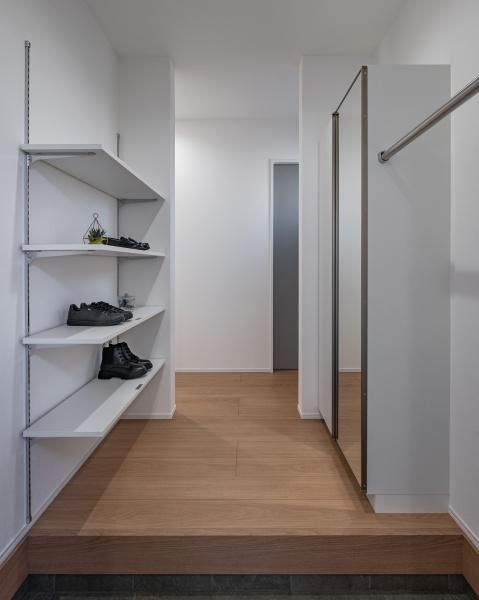 坂ノ市南１丁目ＮＷ　新築の玄関|玄関から続くシューズインクローゼット。可動棚で靴や小物をすっきり収納でき、鏡を見ながら毎日の身支度もスムーズに整います。