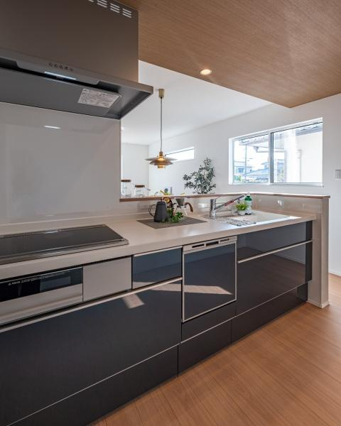 坂ノ市南１丁目ＮＷ　新築のキッチン|シンプルで清潔感のあるキッチンにIHクッキングヒーターが設置されています。フラットな天板はお手入れもしやすくすっきりとした見た目です。
