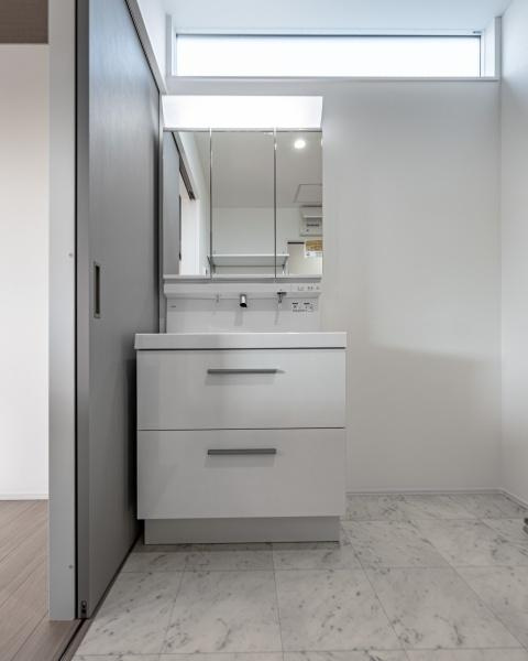 坂ノ市南１丁目ＮＷ　新築の独立洗面台|ゆとりある洗面スペース。
収納付き三面鏡で整理整頓もしやすく、毎日の身支度が快適に行えます。