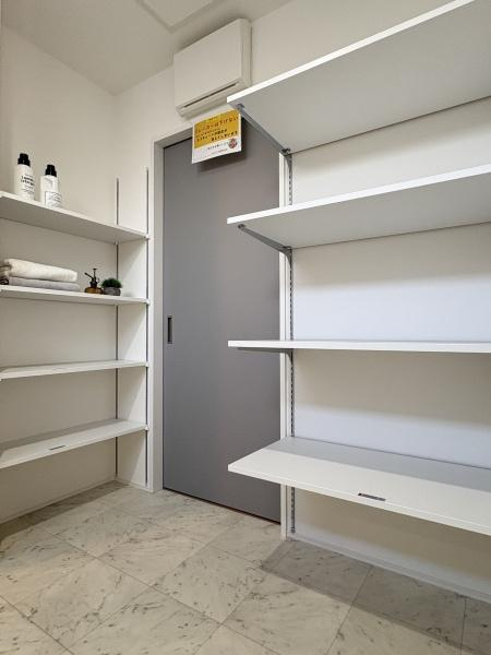 坂ノ市南１丁目ＮＷ　新築の独立洗面台|洗面所には使用用途により調整出来る可動棚が設置されており、整理整頓しやすい設計です。