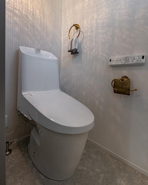 坂ノ市南１丁目ＮＷ　新築のトイレ|手洗い一体型で使いやすい仕様ですき間が少なくお手入れしやすいトイレです。