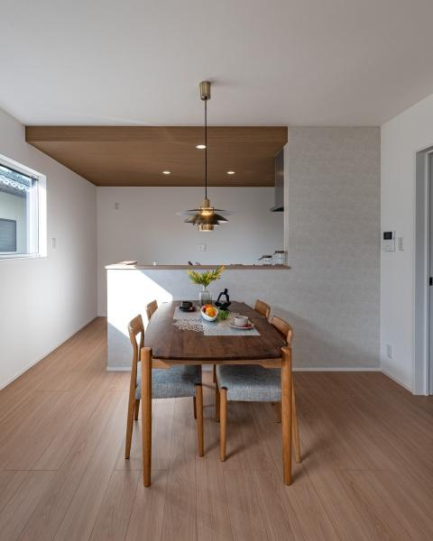 坂ノ市南１丁目ＮＷ　新築のその他|キッチンとダイニングが近く、毎日の家事動線に配慮されたレイアウトです。