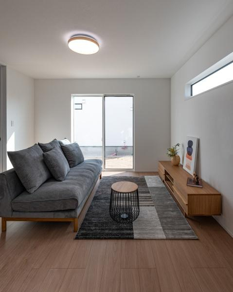 坂ノ市南１丁目ＮＷ　新築の居間・リビング|二面採光で明るい陽射しが差し込むリビングです♪