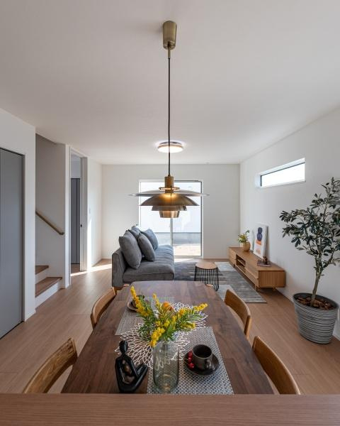 坂ノ市南１丁目ＮＷ　新築の居間・リビング|キッチンからリビングやダイニングを見渡せ、家族との時間も大切にできます。料理中でも周囲の様子を把握でき、忙しい日常の中でも便利に活用できる設計です。