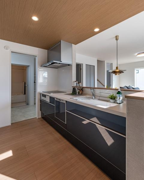 坂ノ市南１丁目ＮＷ　新築のキッチン|キッチンは引き出し収納が充実していて調理器具や食器もすっきりと整理できます。節水・時短に嬉しい食器洗い乾燥機付きです！