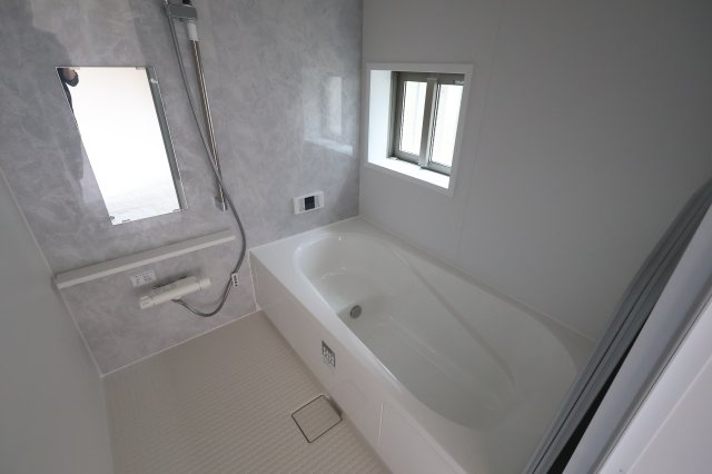 《仲介手数料無料》西区プラザ25-13(全1戸)新築一戸建てハートフルタウンの浴室|撮影日 2025年10月14日 10:00 曇り