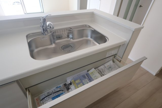 《仲介手数料無料》西区プラザ25-13(全1戸)新築一戸建てハートフルタウンのキッチン|撮影日 2025年10月14日 10:00 曇り