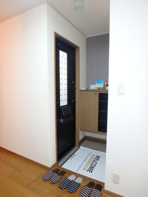 【玄関】 | シャトル沖浜C | 明るい玄関です