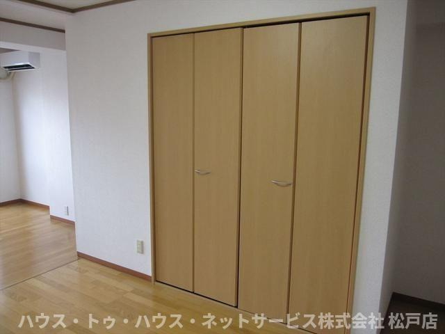 スドウビルの居間・リビング