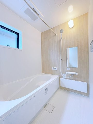 新築戸建・新築建売　行田市城西1丁目　長期優良住宅　忍小・忍中の浴室|自然光が入る小窓付きのバスルーム♪物干し竿＆浴室乾燥で天気に左右されません♪