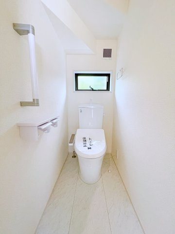 新築戸建・新築建売　行田市城西1丁目　長期優良住宅　忍小・忍中のトイレ|小窓付きで自然光が入る明るくて爽やかなトイレ空間です！