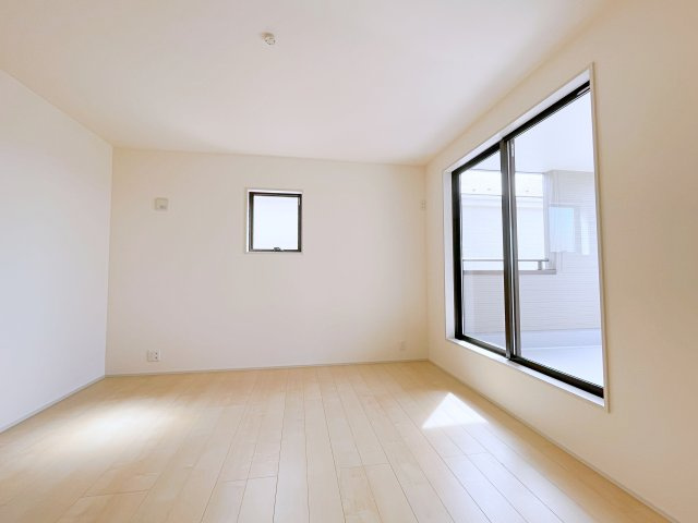 新築戸建・新築建売　行田市城西1丁目　長期優良住宅　忍小・忍中の洋室|ナチュラルな光が差し込む2面採光の洋室です！ホワイト基調で清楚感たっぷり♪