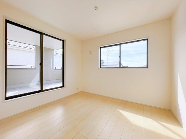 新築戸建・新築建売　行田市城西1丁目　長期優良住宅　忍小・忍中の洋室|2面採光で明るい洋室です！ホワイト基調の爽やか空間からインナーバルコニーにも出られます♪