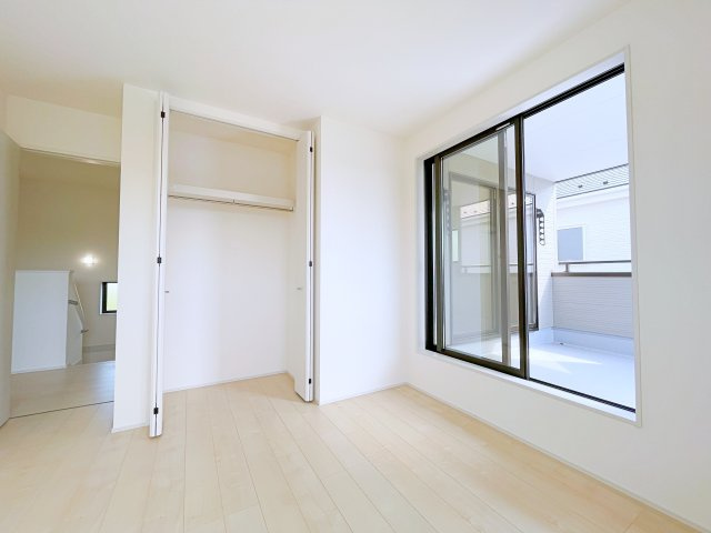 新築戸建・新築建売　行田市城西1丁目　長期優良住宅　忍小・忍中の洋室|ホワイトベースの爽やかな洋室！2面採光で日差しがしっかり入り、朝もすっきり目覚められます♪