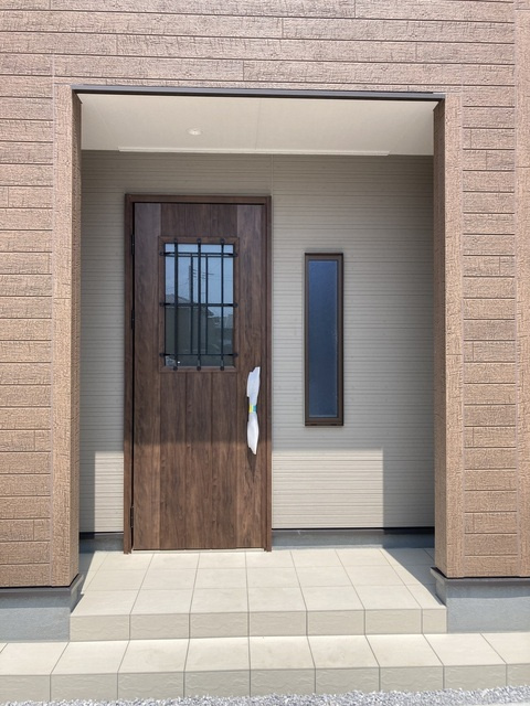 新築戸建・新築建売　行田市城西1丁目　長期優良住宅　忍小・忍中の玄関|奥行きがあるので雨が降っても開閉に心配ありません！